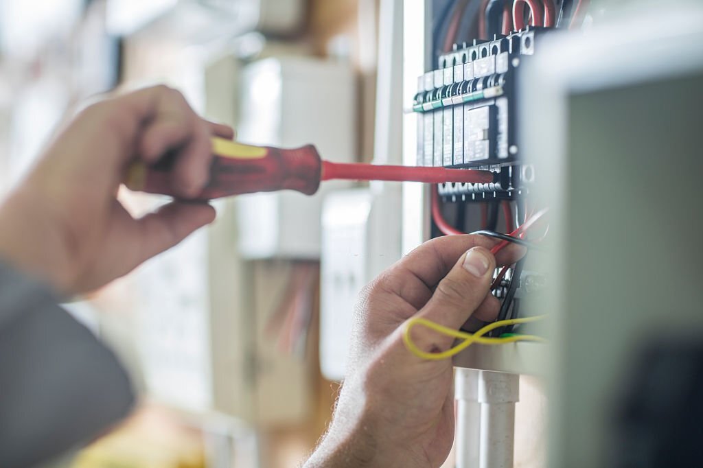 Skilled emergency electrician from HandyHub, readily available to address urgent electrical needs in London.